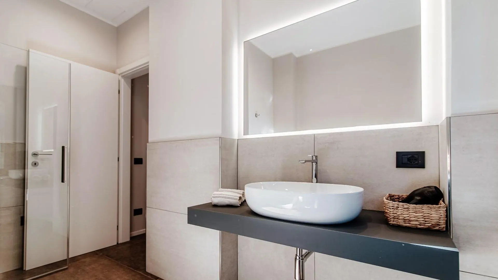 Como Lakeside Suites