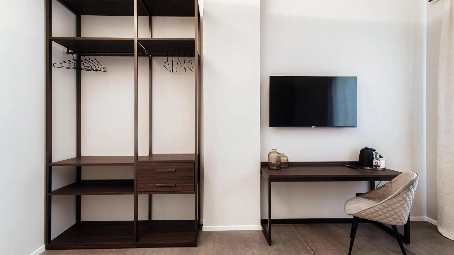 Como Lakeside Suites
