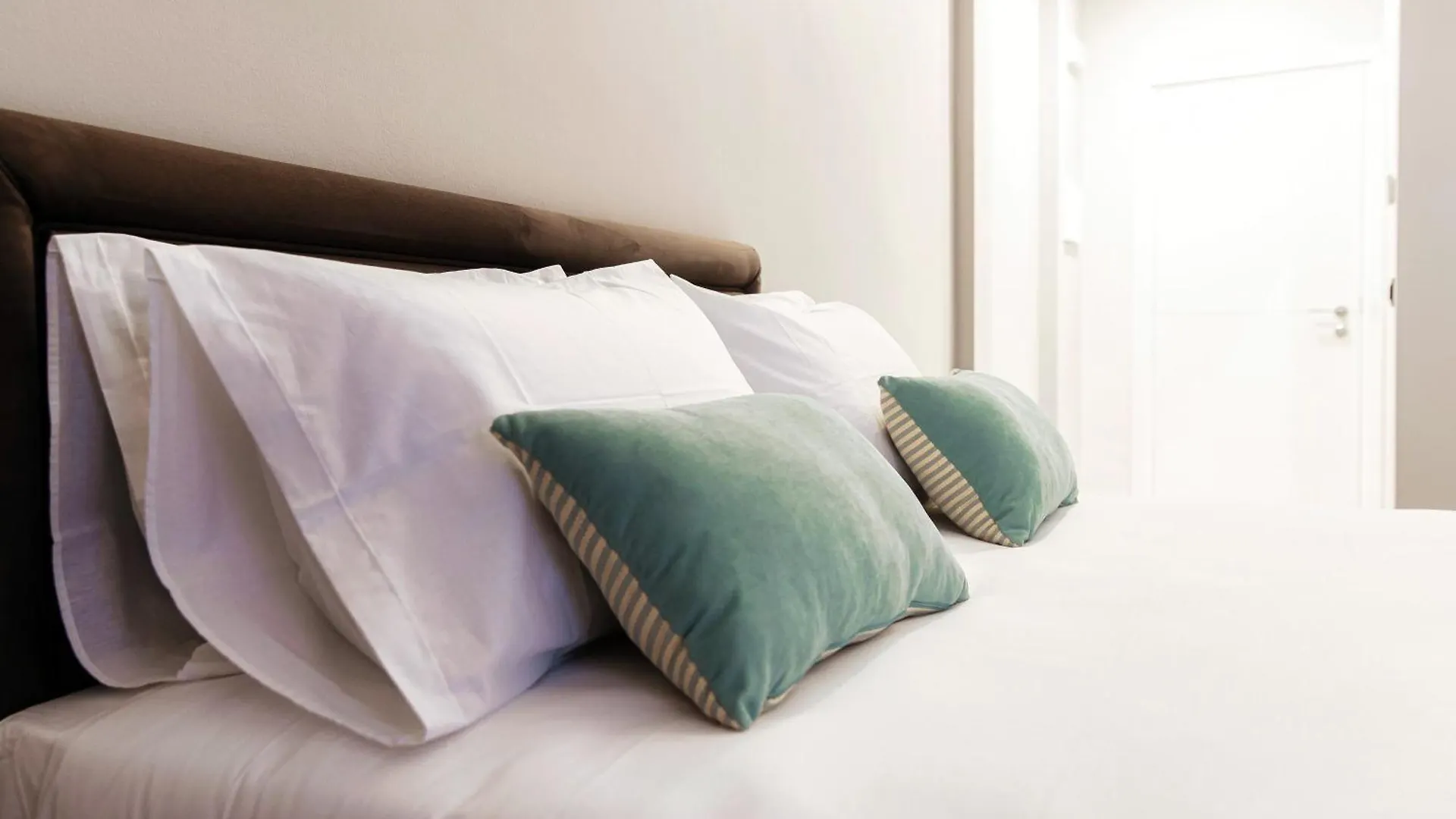Como Lakeside Suites Guest house