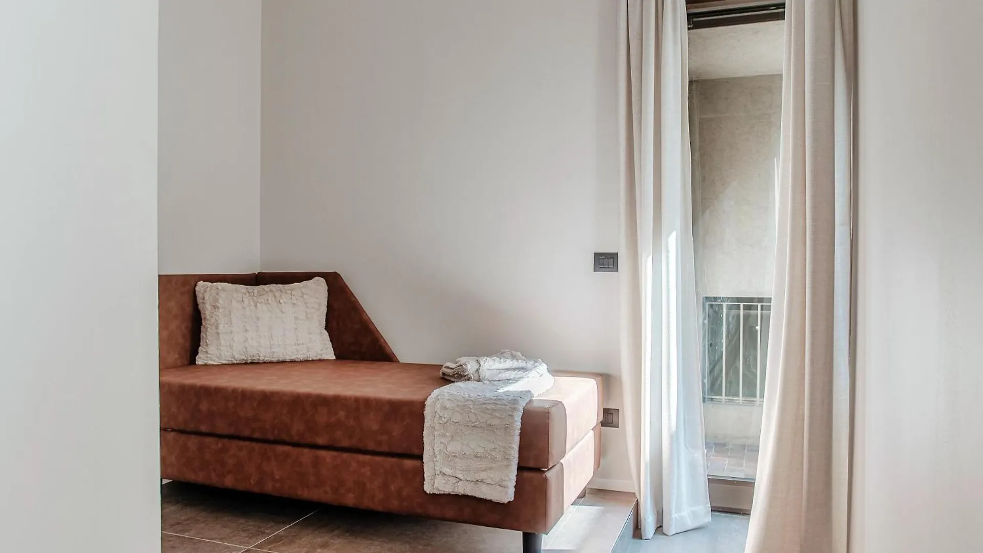 Como Lakeside Suites