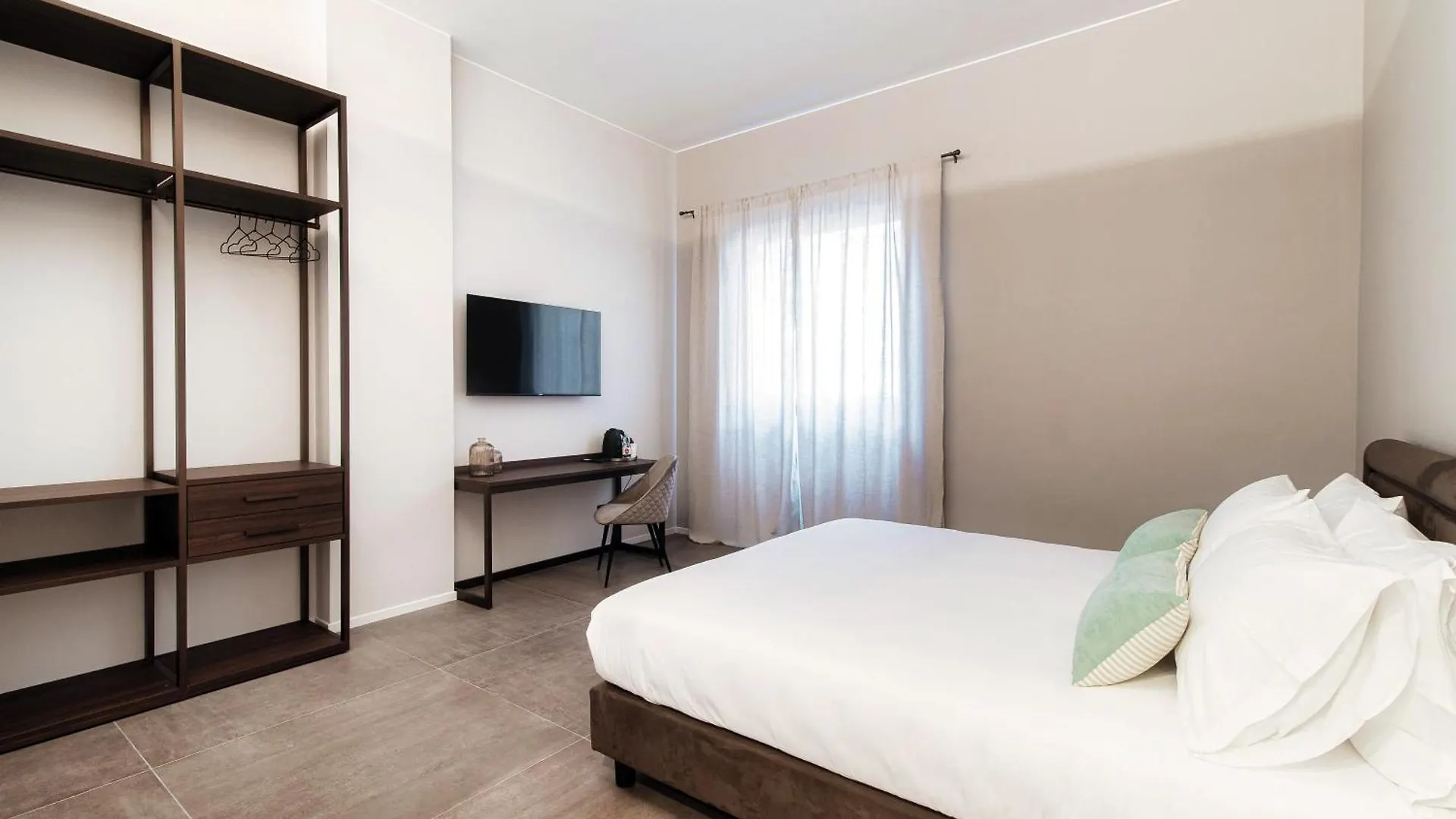 Como Lakeside Suites